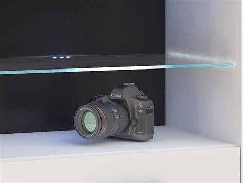 dojemny obrazek ilustrujici LED pásek u sklenene police
