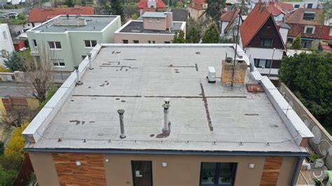 Schéma porovnání šikmé a rovné střechy
