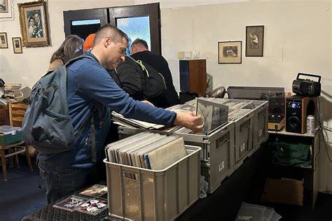 Burzy vinylů a sběratelé na pozadí