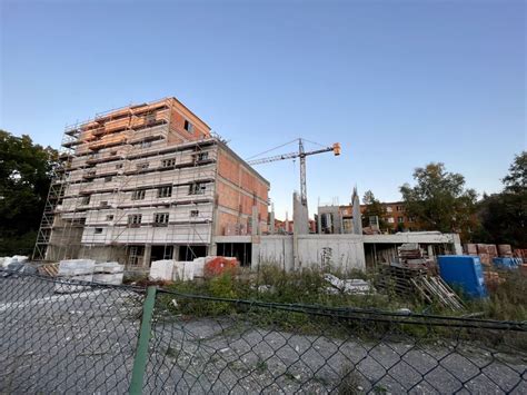 vizualizace způsobu výstavby plotu z tvárkových prvků