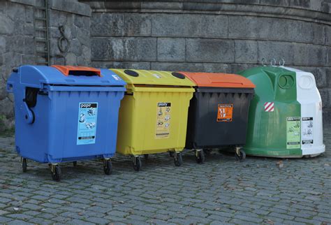 barevné kontejnery a třídění doma