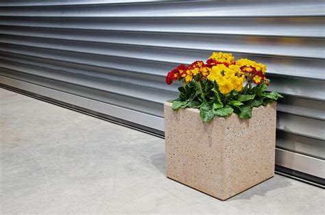 kvetinac-nela-moderni-design