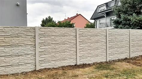 Betonový plot vzor štípaný kámen