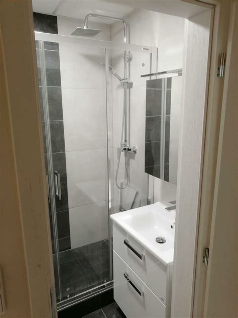 koupelna se sprchou a mekým osvětlením
