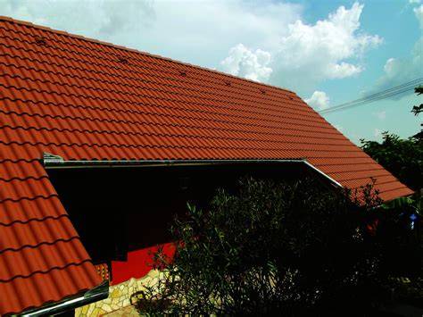 Červená střecha na moderním bungalovu