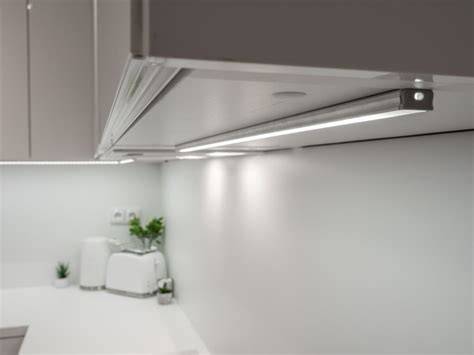 LED pásky pod kuchyňskými skříňkami