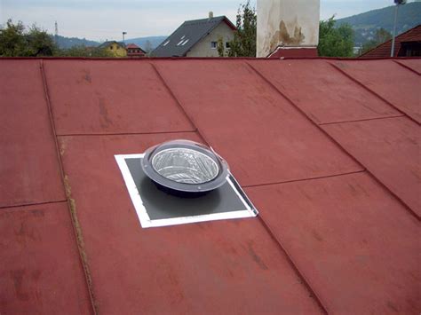 Střešní průchod s komínkem na ploché střeše