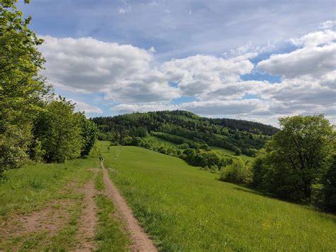 přírodní výhled na vrch Kozákov a okolní krajinu