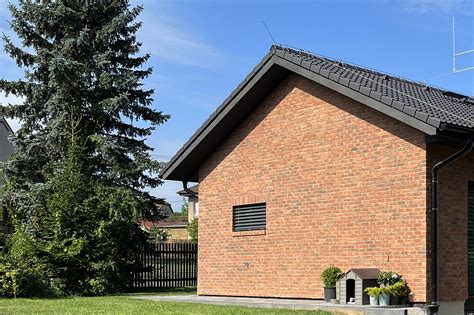 cihlová fasáda pásková obloha exteriér