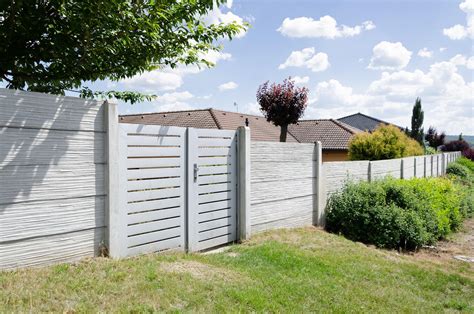 betonovy plot dekor sloupky desky