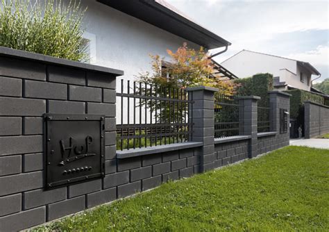 betonovy plot VISO kombinuje tvarovky a tuje