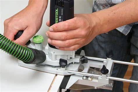 Obrázek ukazuje systém Festool pro frézování sádrokartonu