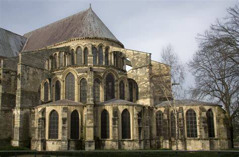 Gotická architektura kaple - kruhový půdorys a šindelová střecha