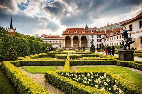 barokní portály průčelí paláce