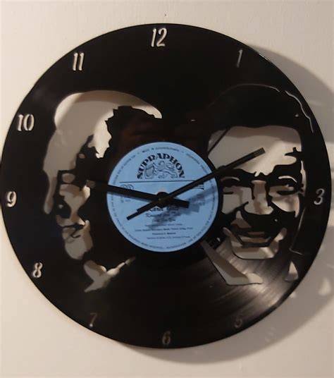 vinylove desky hodiny motiv hudebních desek