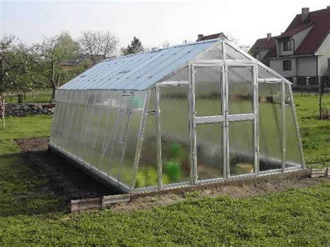 vizuální porovnání materiálů (polykarbonát, sklo)