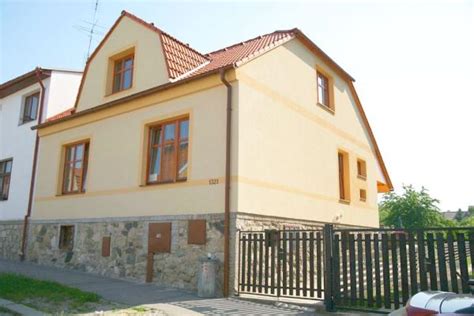kamenný sokl a plastový sokl porovnání