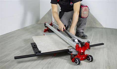 vyobrazení ručních a elektrických řezaček na dlažbu