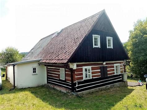 roubená chalupa s hliněnou omítkou