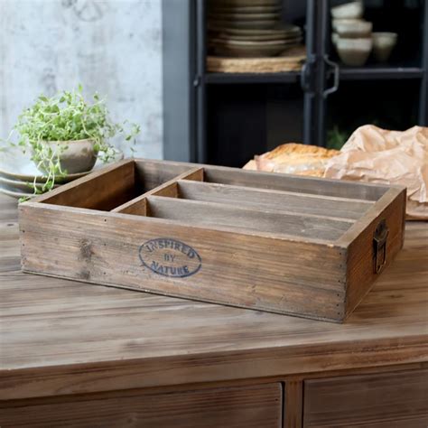 industriální dřevěný box s kovem